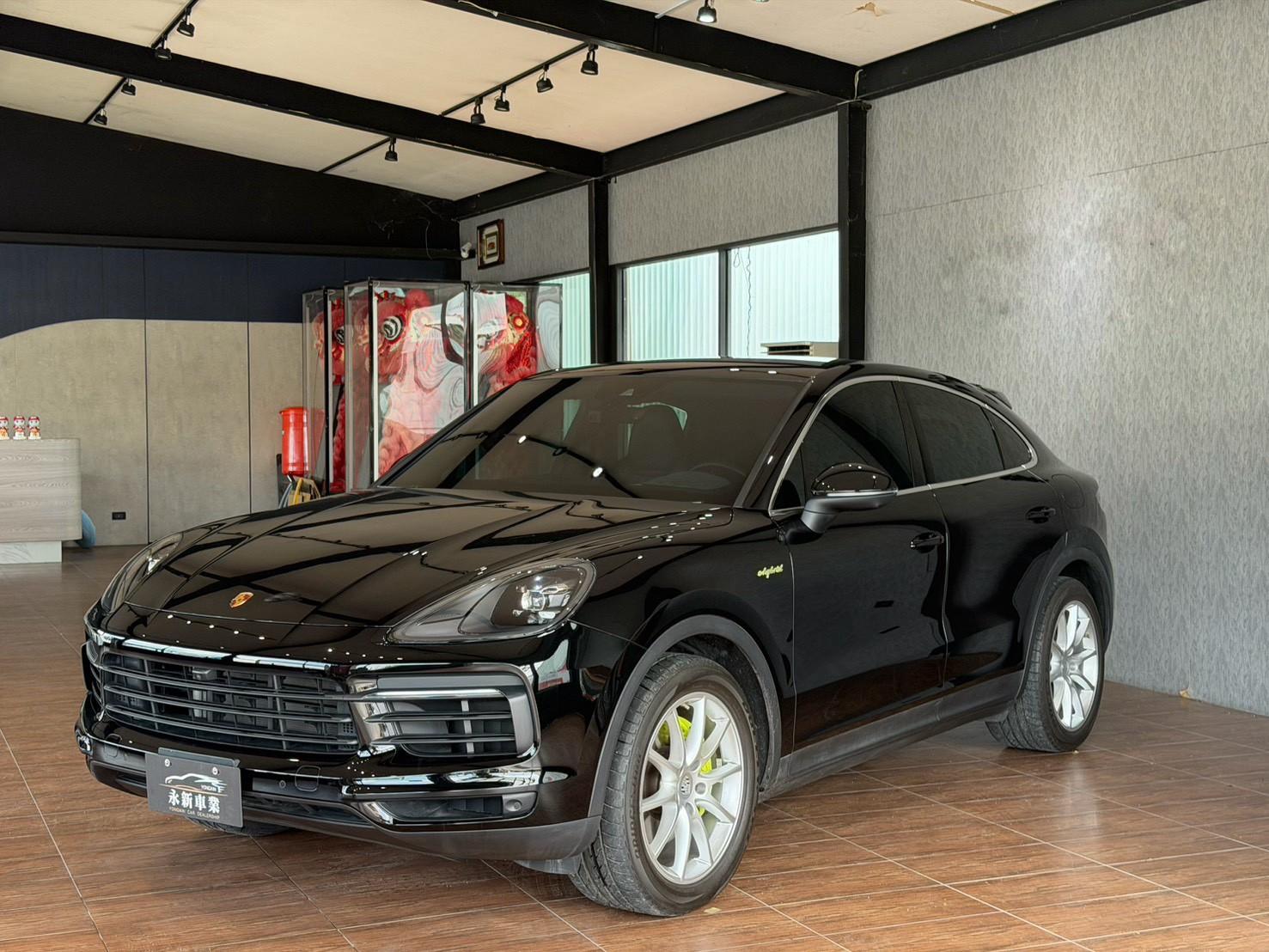 2022 Porsche Cayenne Coupe E-Hybrid 黑